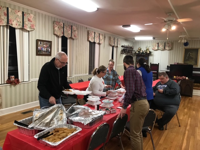 2019 Rogers Scholar John Buckle organized a holiday dinner for Leslie County residents