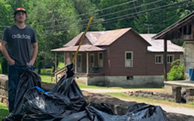 2020 Rogers Scholar Ethan Gayheart organizes community cleanup