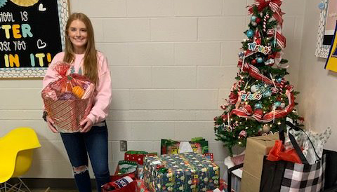2021 Rogers Scholar Katie Howard delivers Christmas gifts to nursing homes
