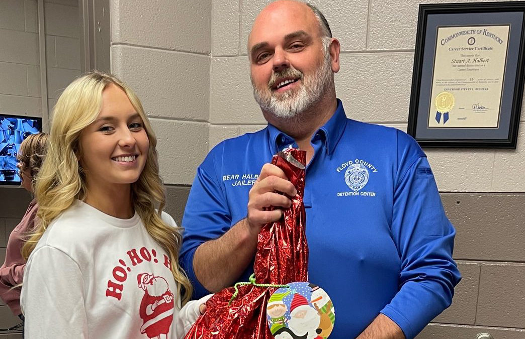 2021 Rogers Scholar Chloe Reynolds delivers books to Johnson County children