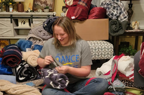 2021 Rogers Scholar Abigail Sears donates blankets to homeless shelter