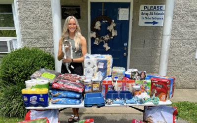 2021 Rogers Scholar Victoria Penix donates food & supplies to animal shelter