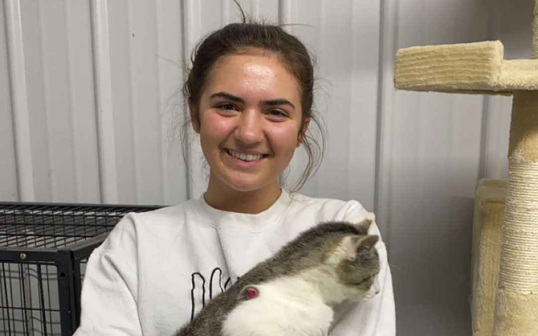 2021 Rogers Scholar Rylie Castle donates food and pet supplies to animal shelter
