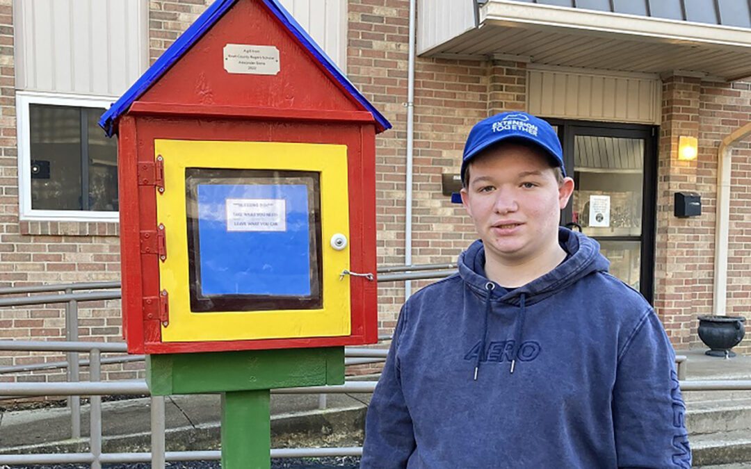 2022 Rogers Scholar Alexander Slone donates Blessing Box to Knott Co.