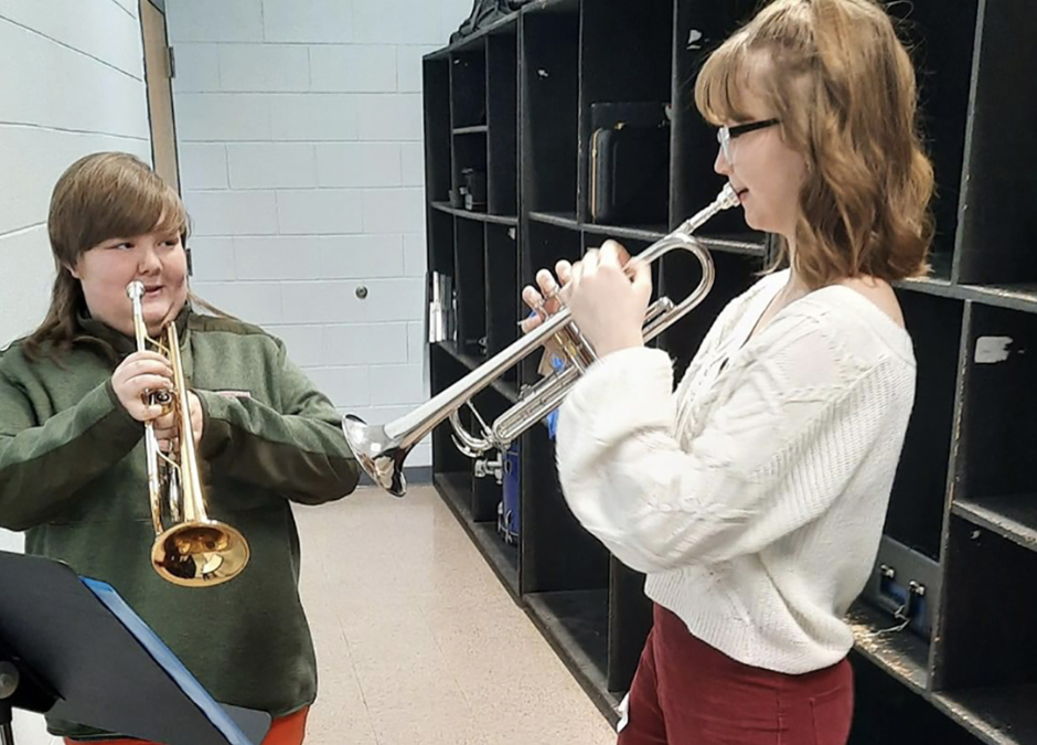 2022 Rogers Scholar Akira Nagel gives music lesson to middle school students