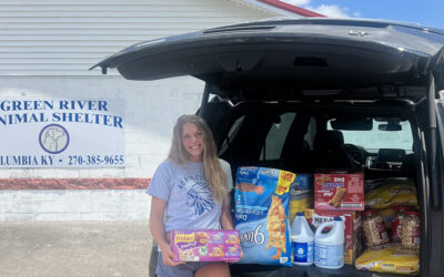 2022 Rogers Scholar Ellie Cheatham donates food to Green River Animal Shelter