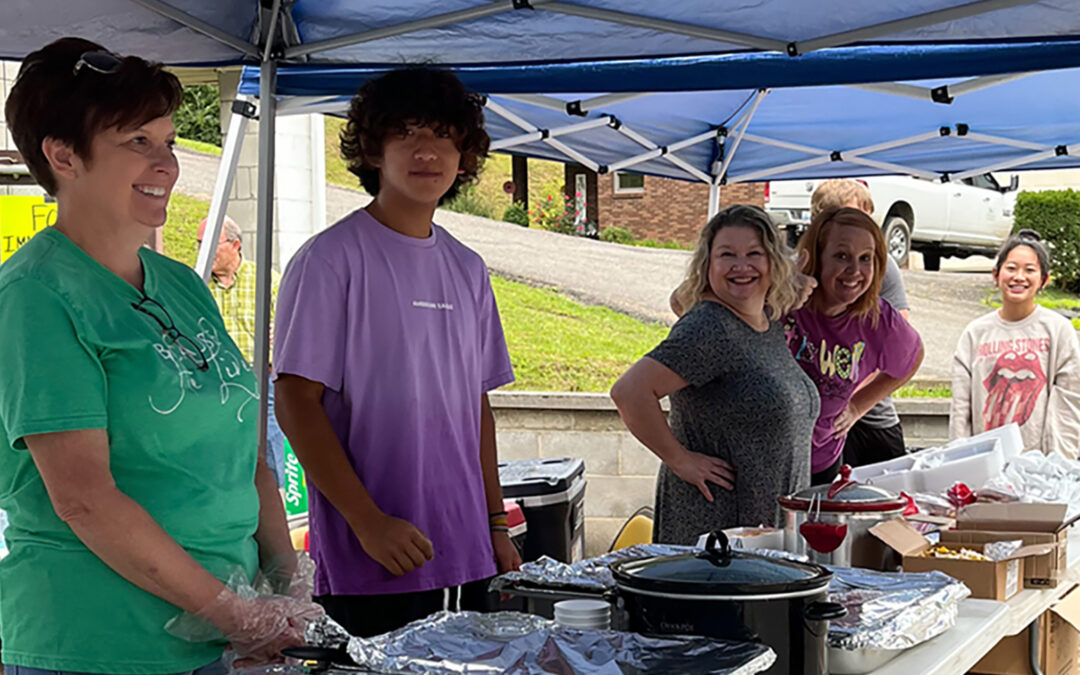 2022 Rogers Scholar Lincoln Helm serves hot meal to Eastern KY flood victims