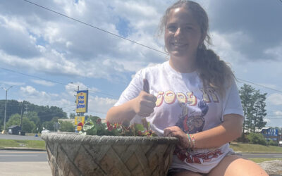 2022 Rogers Scholar Madelyn Frogge plants flowers at cemetery