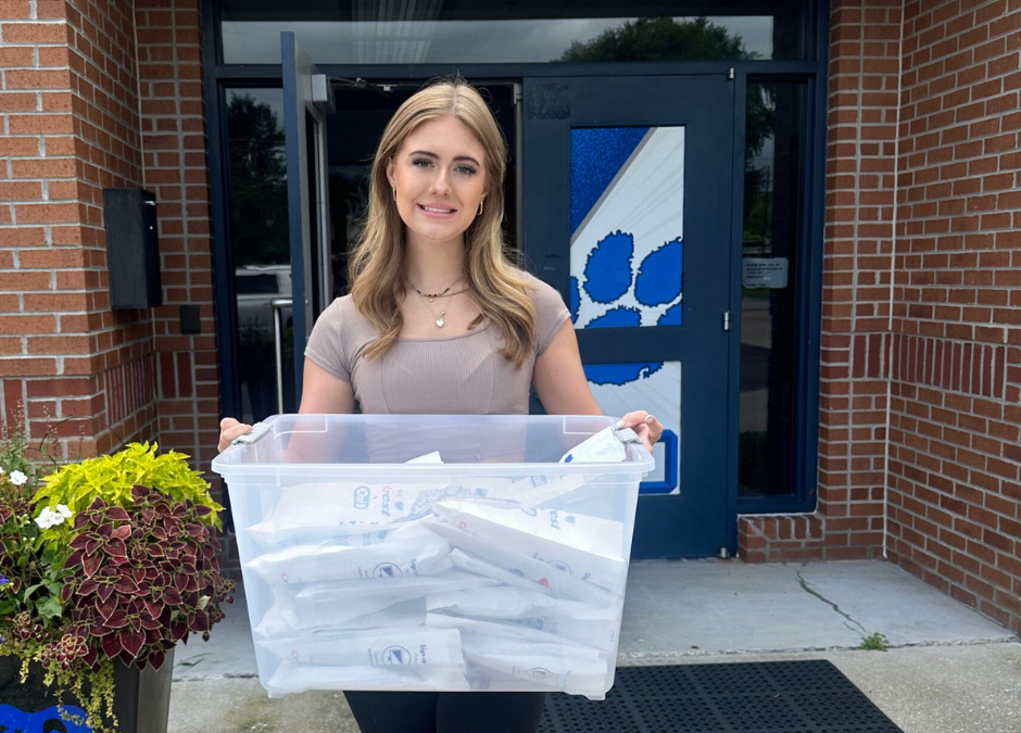 2022 Rogers Scholar Regan Messer donates oral health care kits to students