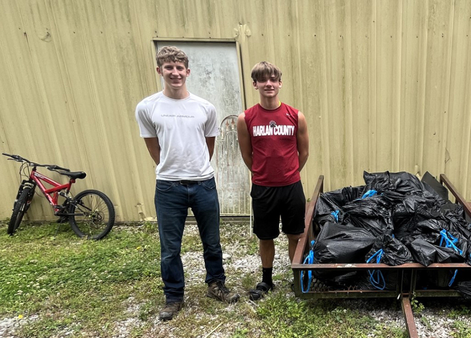 2022 Rogers Scholar Kenneth Sergent organizes river cleanup project