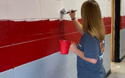 2022 Rogers Scholar Mackenzie McIntosh helps paint school building
