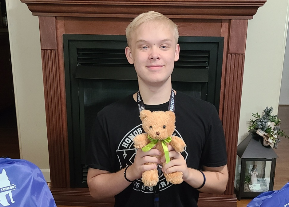 2022 Rogers Scholar Todd Prater donates Teddy Bears to law enforcement officers
